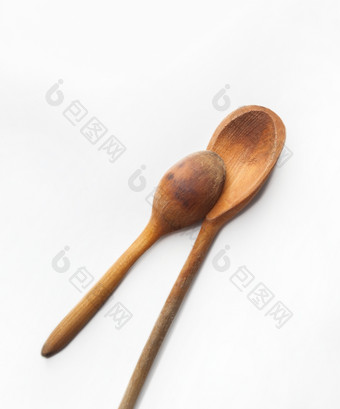 两个老木勺子孤立的白色背景两个木勺子孤立的白色背景