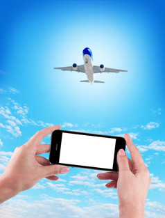 女手持有使用移动电话和飞机蓝色的背景女手持有使用移动电话和飞机蓝色的