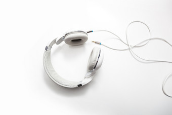 白色耳机和<strong>公约</strong>有关电缆孤立的白色背景白色耳机和<strong>公约</strong>有关电缆