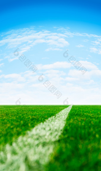 绿色合成草体育场与白色行的角度来看和蓝色的天空背景与复制空间关闭绿色合成草体育场与白色行教谕