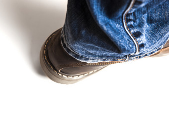 但rsquo棕色（的）靴子和蓝色的牛仔裤孤立的白色Bacground但rsquo棕色（的）靴子和蓝色的牛仔裤孤立的