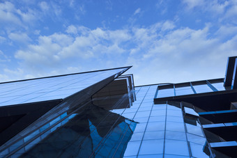 美丽的摩天大楼与体系结构和玻璃窗口外建筑周围业务区域的城市特写镜头美丽的摩天大楼与体系结构和玻璃窗口外建筑周围业务区域的城市