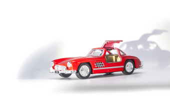 基希讷乌摩尔多瓦12月梅塞德斯奔驰鸥翼红色的铸模模型车红色的玩具孤立的白色背景
