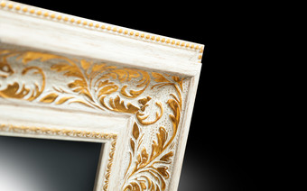 镜子框架的古老的风格部分华丽的特写镜头白色背景镜子框架的古老的风格部分华丽的