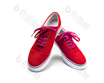 一对红色的颜色帆布鞋子孤立的白色背景与剪裁路径