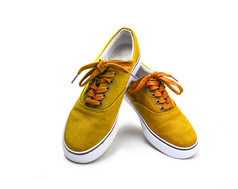 一对黄色的颜色帆布鞋子孤立的白色背景与剪裁路径一对黄色的颜色帆布鞋子孤立的白色