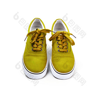 一对黄色的帆布鞋子孤立的白色背景与剪裁路径