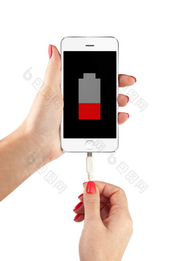 女手持有低电池智能手机和连接充电器孤立的白色背景