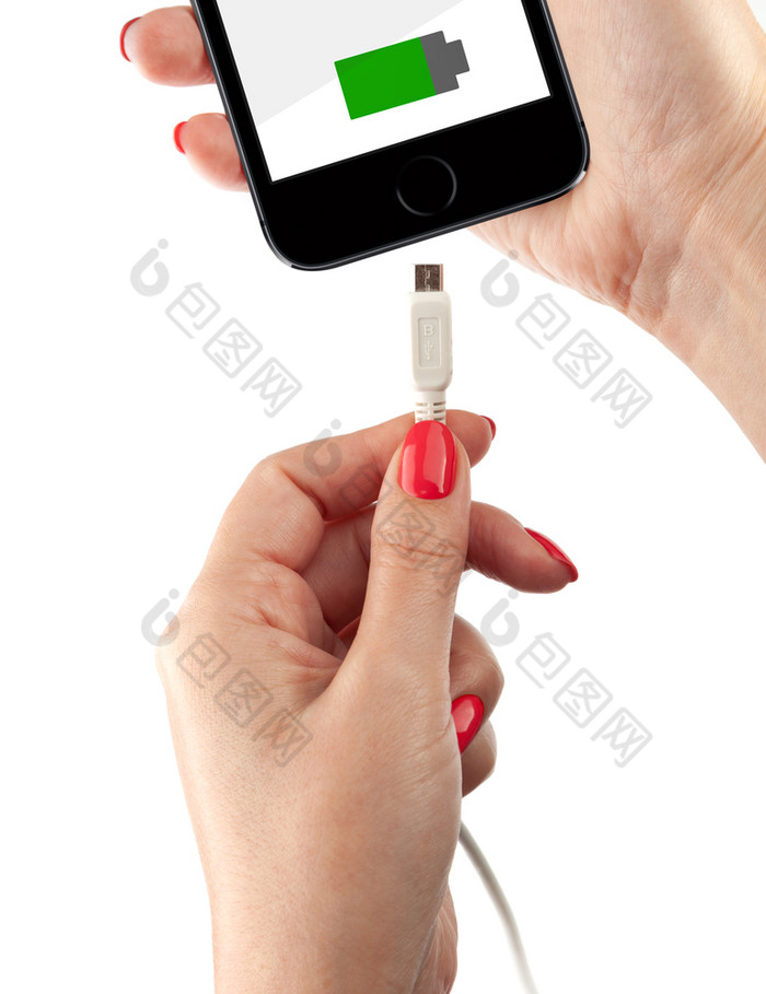 智能手机的手女人连接的Usb电缆充电器孤立的白色背景智能手机的手女人连接的Usb电缆充电器