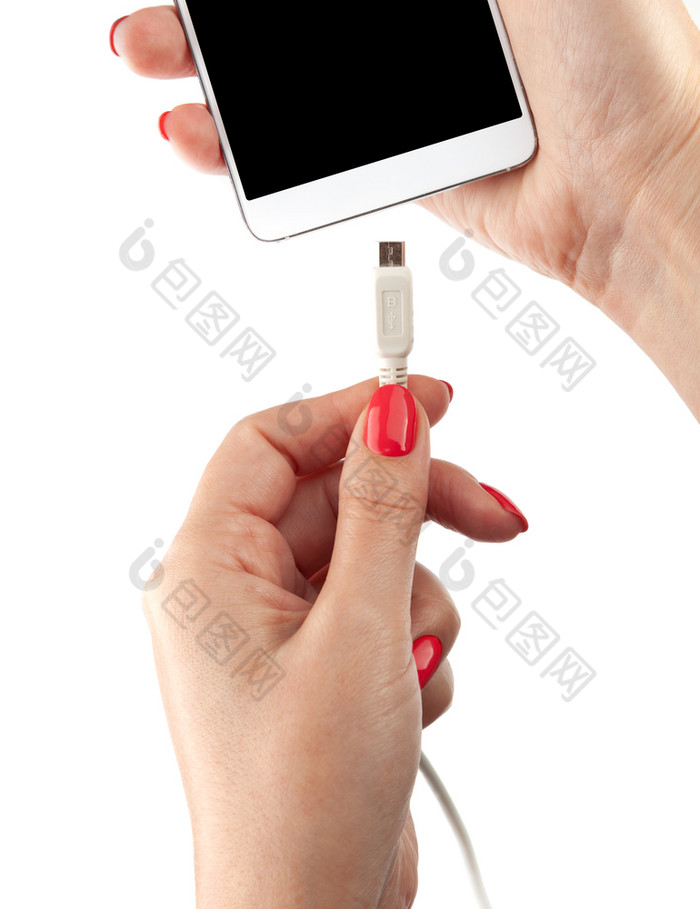 智能手机的手女人连接的Usb电缆充电器孤立的白色背景智能手机的手女人连接的Usb电缆充电器
