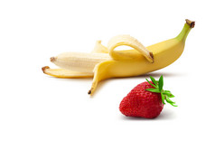 一半去皮香蕉开放香蕉和strawberrie孤立的白色背景去皮香蕉开放香蕉孤立的白色背景