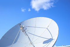 大抛物线卫星天线为电信背景蓝色的天空白色大抛物线卫星天线为电信背景蓝色的天空