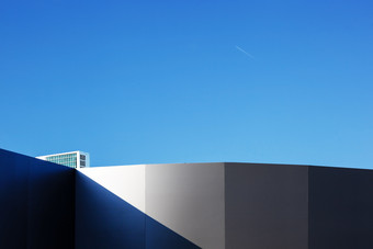 现代片段建设建筑对蓝色的天空阳光明媚的一天现代片段建设建筑对蓝色的天空