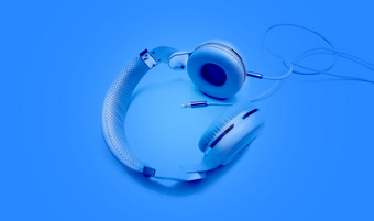 前视图蓝色的耳机和<strong>公约</strong>有关电缆与复制空间孤立的蓝色的背景白色耳机和<strong>公约</strong>有关电缆