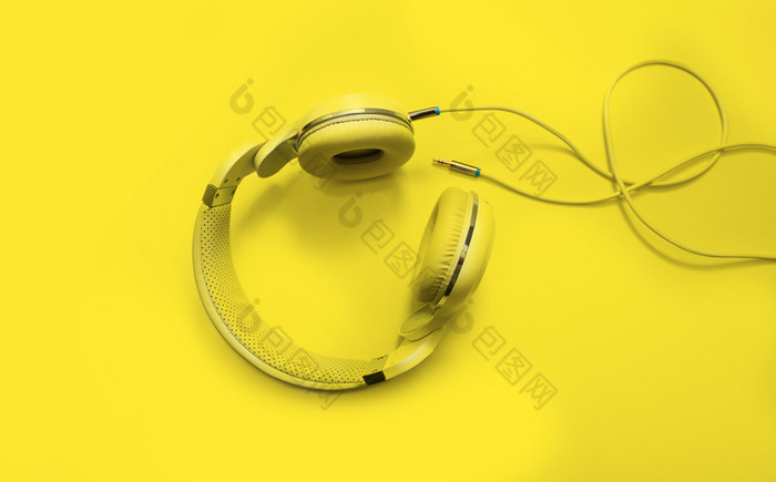 前视图黄色的耳机和公约有关电缆与复制空间孤立的黄色的背景