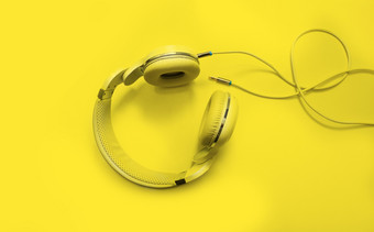 前视图黄色的耳机和<strong>公约</strong>有关电缆与复制空间孤立的黄色的背景
