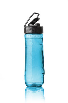 塑料蓝色的体育瓶覆盖与滴孤立的白色背景