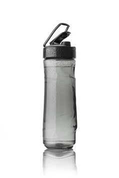 体育瓶覆盖与滴孤立的白色背景