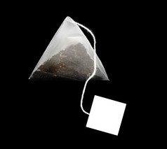 金字塔形状袋泡茶孤立的的黑暗背景