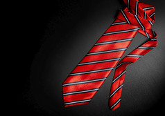 红色的但rsquo条纹领带孤立的黑色的背景与剪裁路径
