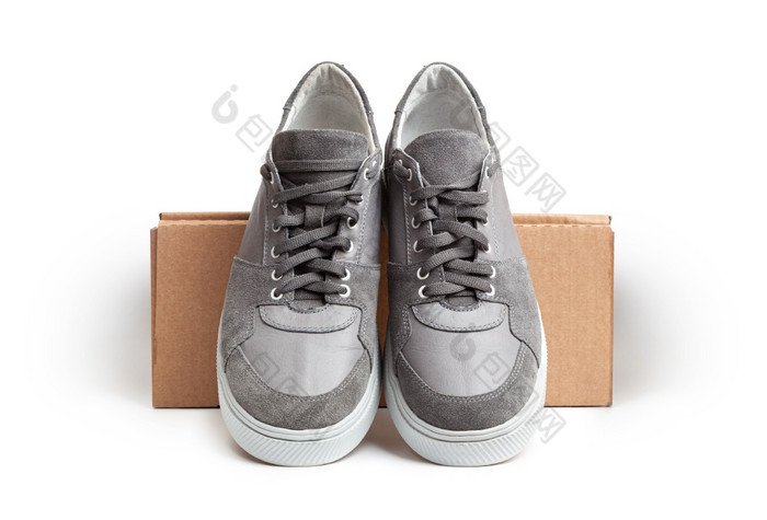 灰色休闲体育鞋子运动鞋孤立的棕色（的）纸板盒子孤立的白色背景