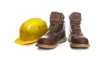 <strong>工作</strong>安全概念与硬工人黄色的头盔和靴子孤立的白色背景关闭男人。脚踝靴子棕色（的）颜色与牛巴革皮革