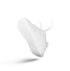 一个白色运动鞋和浮动绳子孤立的白色背景与剪裁路径