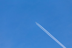 拍摄长小道飞机飞机蓝色的天空