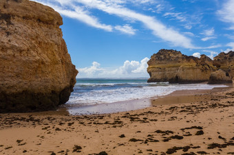 岩石悬崖的海岸的大西洋海洋拉各斯阿尔加夫葡萄牙