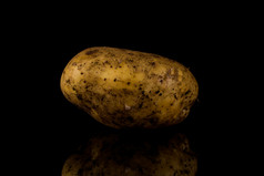 新鲜的脏土豆孤立的黑色的背景