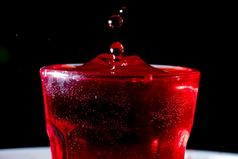 滴红色的液体玻璃烧杯