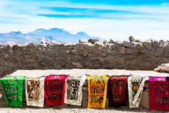 色彩鲜艳的地毯展览的安第斯山脉秘鲁