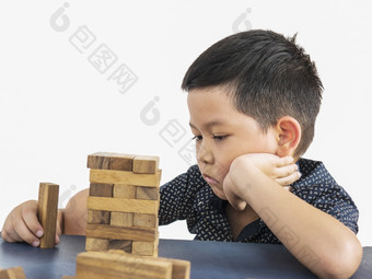 孩子们玩在app store中查看木块塔游戏为练习tchildren玩在app store中查看木块塔游戏为练习他们的物理和精神skasian孩子无聊的木块塔游戏感觉伤心和失望与的gameillhei