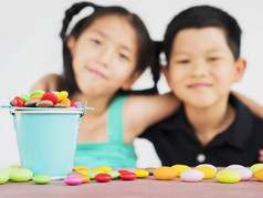 亚洲孩子们是玩与糖果照片集中糖果