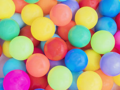 色彩斑斓的塑料玩具球背景