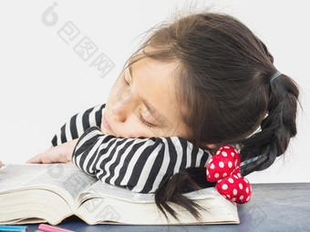 亚洲孩子睡觉而阅读大书