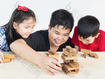 孩子们是玩在app store中查看木块塔游戏为练习他们的物理和精神技能