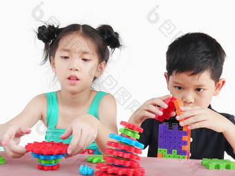 亚洲孩子们是玩谜题塑料块有创意的游戏实践他们的物理和精神技能