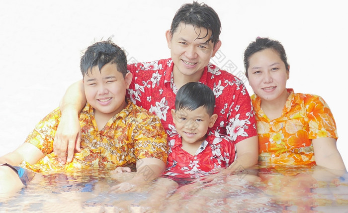 家庭四个是玩水在泼水节节日传统的泰国新一年节日