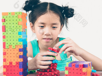 古董语气亚洲孩子玩谜题塑料块有创意的游戏实践他们的物理和精神技能