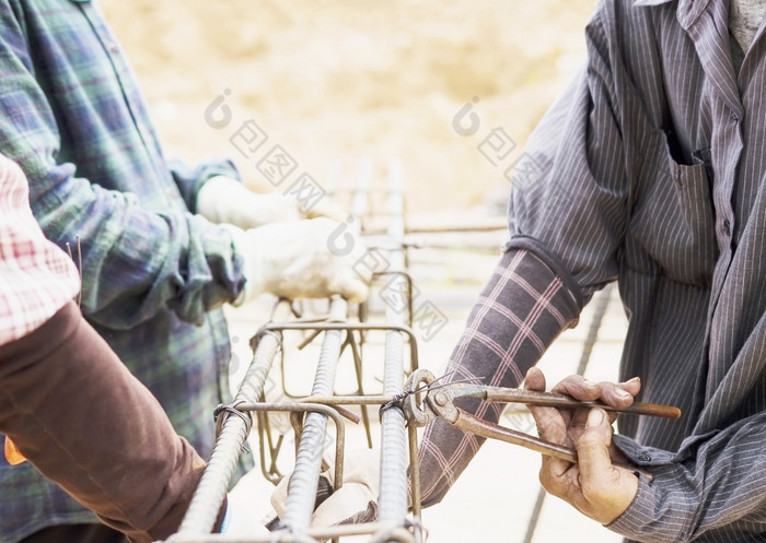 建设工人是安装钢棒钢筋混凝土列