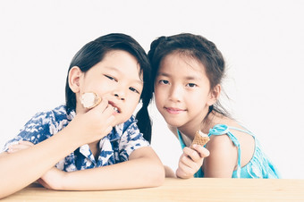 古董风格照片亚洲孩子们是吃冰奶油