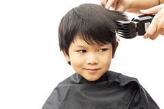 男孩减少他的头发头发梳妆台孤立的在白色背景