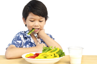 亚洲<strong>可爱</strong>的男孩显示享受表达式与新鲜的色彩斑斓的<strong>蔬菜</strong>和玻璃牛奶孤立的在白色背景