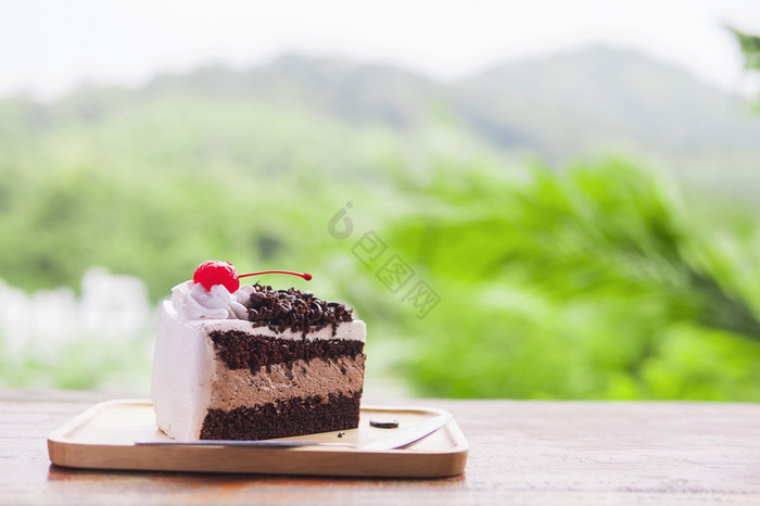 巧克力蛋糕与软集中山自然图片
