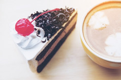巧克力蛋糕与咖啡杯