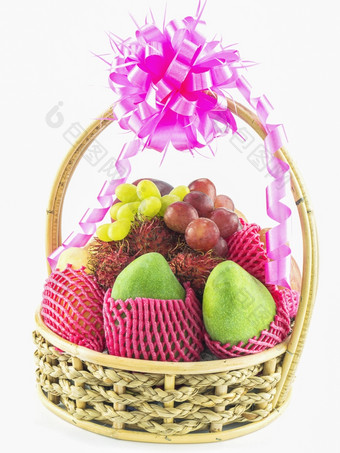水果篮子礼物与粉红色的丝带弓孤立的在白色