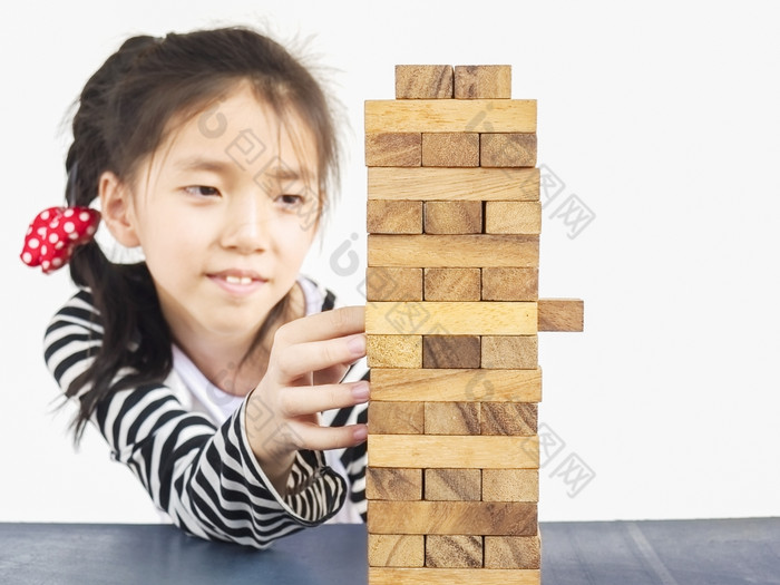 亚洲孩子玩在app store中查看木块塔游戏为练习物理和精神技能
