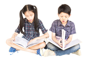 和年亚洲学校女孩和男孩幸福的坐着和阅读书在一起孤立的在白色