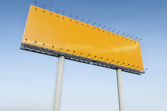 空黄色的高速公路广告牌在蓝色的天空背景你的文本在这里
